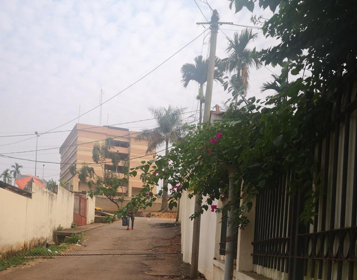 Yaoundé Tout Confort Avec Jardin Entree Bastos מראה חיצוני תמונה